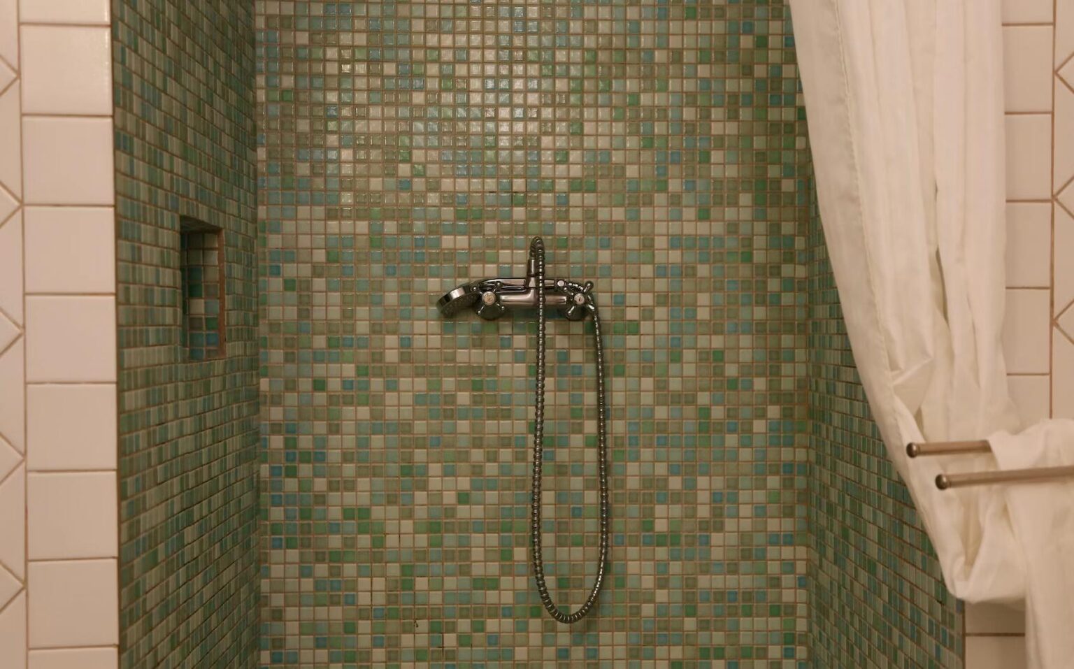 How to Drain Water Properly Cleaning and Unclogging Downspouts and